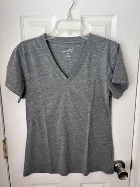 Universal Thread Gray V-Neck Short Sleeve Tee